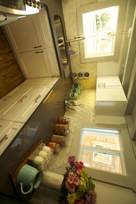 Elegant White Shaker Kitchen Cabinets