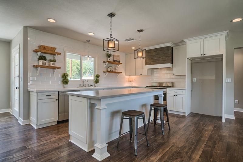 Elegant White Shaker Kitchen Cabinets