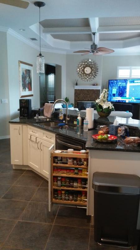 Elegant White Shaker Kitchen Cabinets