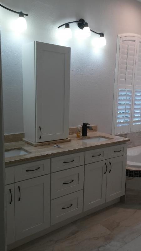 Elegant White Shaker Kitchen Cabinets