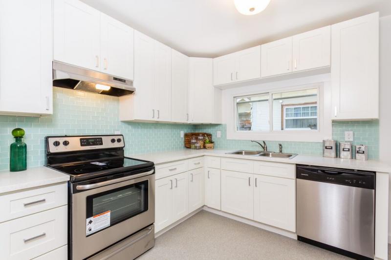 Elegant White Shaker Kitchen Cabinets