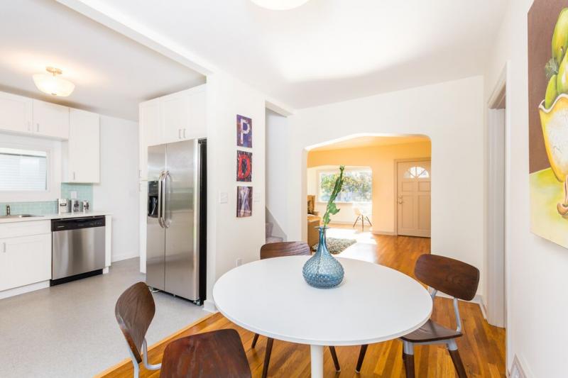 Elegant White Shaker Kitchen Cabinets