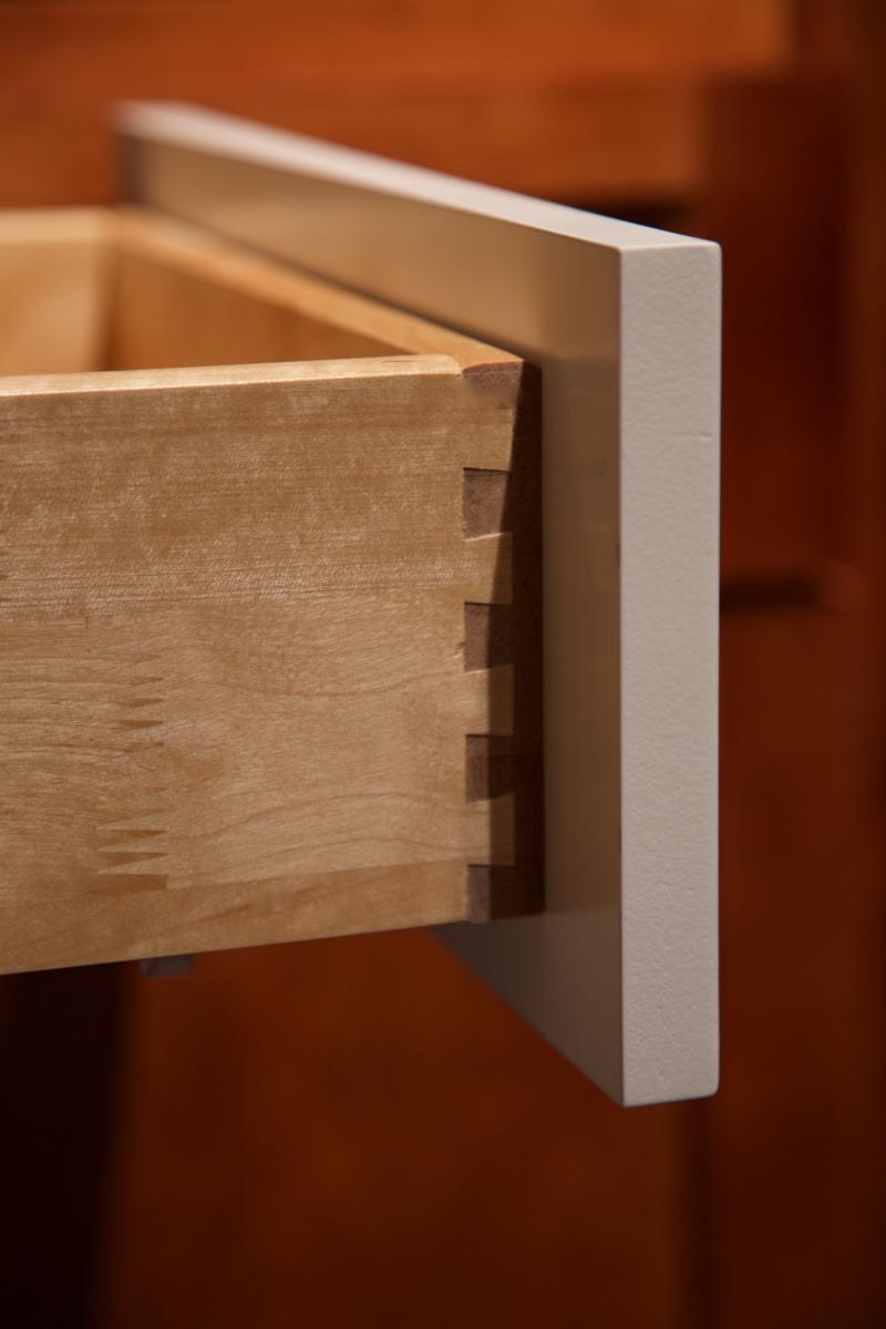 Elegant White Shaker Kitchen Cabinets