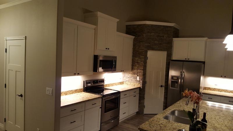 Elegant White Shaker Kitchen Cabinets