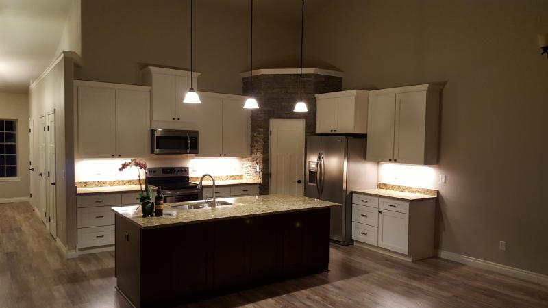 Elegant White Shaker Kitchen Cabinets