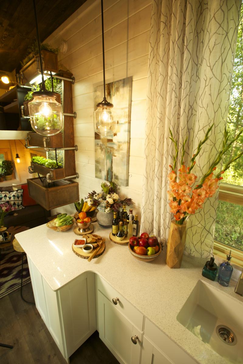 Elegant White Shaker Kitchen Cabinets