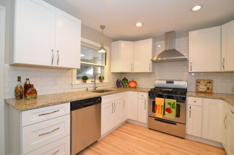 Elegant White Shaker Kitchen Cabinets