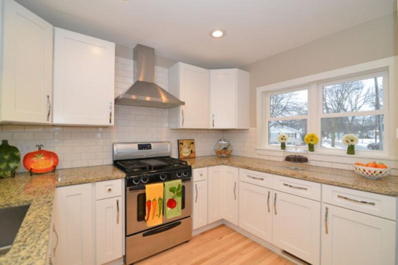 Elegant White Shaker Kitchen Cabinets